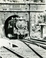 １９７０年ごろの桃観隧道西口。隧道入り口上部には鉄道院総裁・後藤新平が揮毫した石額がある