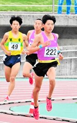 男子１５００メートルを大会新記録で制した本田桜二郎（２２２）＝ヤマタスポーツパーク陸上競技場