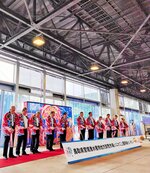 テープカットで「かにかご上屋」の開場を祝う関係者＝２３日、鳥取県境港市昭和町
