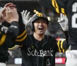 　６回、プロ初本塁打となる勝ち越しソロを放ち、ナインに迎えられるソフトバンク・川瀬＝エスコンフィールド