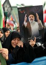　イランのライシ前大統領の死を悼む女性＝１５日、テヘラン（共同）