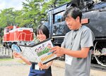 イベントスタートを控え、古文書を手に謎解きゲームに挑戦する関係者＝８月２９日、若桜町内