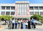 ４年ぶりに実施した海外研修で姉妹校の東港高級中学を訪れた浜坂高の生徒ら＝昨年１２月（浜坂高提供）