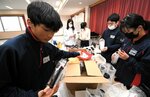 災害時の必需品を防災ボトルに入れる参加者