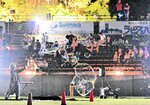 バブルパフォーマンスなどが行われた幻想的な夜のスタジアムを楽しむ来場者