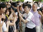 　有権者らとタッチを交わす石丸伸二氏＝６月２２日