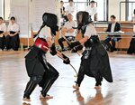 女子個人決勝　スネを攻める言水（左）＝鳥取市武道館