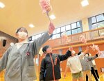 祭り本番に向けて踊りの練習に励む児童たち＝２７日、香美町村岡区村岡の村岡小