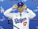 　ドジャースの入団記者会見で、背番号「１７」のユニホームを着た大谷翔平＝２０２３年１２月
