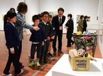 会話しながら作品に見入る児童ら＝７日、倉吉市駄経寺町２丁目の鳥取県立美術館