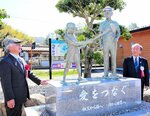 ブロンズ像が完成して喜ぶ朝倉さん（左）と宮脇町長