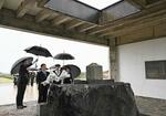 　硫黄島の「天山慰霊碑」で献花される天皇、皇后両陛下＝７日午後、東京都小笠原村（代表撮影）