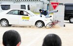 自転車と自動車による交通事故を再現するスタントマン
