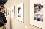 さまざまな景色を切り取った写真が並ぶ会場