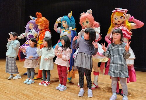  憧れのプリキュアと記念撮影する子どもたち＝１７日、三朝町総合文化ホール 