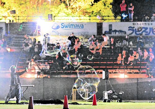 バブルパフォーマンスなどが行われた幻想的な夜のスタジアムを楽しむ来場者