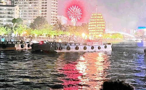 水面に映える　水面を鮮やかに彩る花火と船渡御の競演