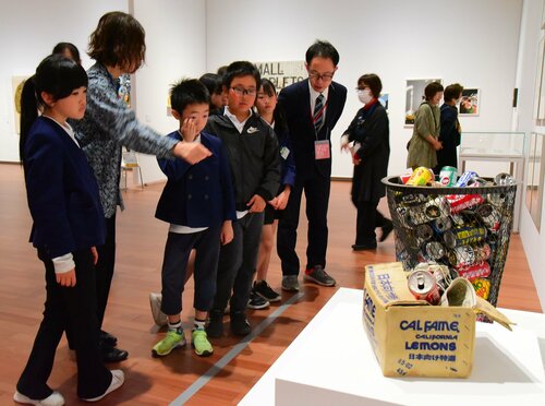 会話しながら作品に見入る児童ら＝７日、倉吉市駄経寺町２丁目の鳥取県立美術館