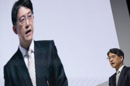　２０２５年３月期決算について説明するトヨタ自動車の佐藤恒治社長＝８日午後、東京都中央区