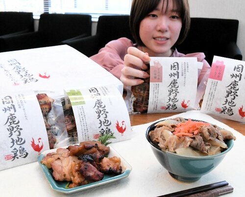 地域商社とっとりなどが開発した黒毛和牛飯（右）などの新商品＝鳥取市役所