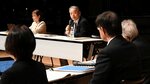 パネリストと討論する奥田理事長（中央）＝２１日、倉吉未来中心