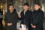 　ソウル中央地裁前で記者団の取材に応じる、三菱重工業を相手取った元徴用工訴訟の原告側弁護士ら＝１８日（共同）