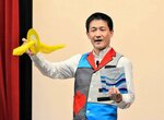 レコードの色が一瞬で変わるマジックを披露する大友さん＝１７日、八頭町宮谷の同町中央公民館
