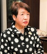 短大の現状と課題、役割について語る松本さん＝倉吉市