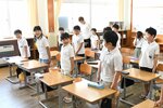 始業式の後、授業を受ける児童たち＝２６日、琴浦町の聖郷小