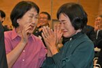 石破氏勝利の報道に感極まる片山会長（右）＝２７日、鳥取市末広温泉町の白兎会館