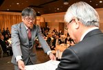吉岡社長から表彰状を受け取る渡辺所長（左）＝１７日、倉吉市山根の倉吉シティホテル