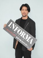 主演ドラマ題名を手に主人公に成り切ってポーズを取る桐谷健太＝大阪市北区のカンテレ