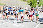号砲に合わせて一斉にスタートする女子児童たち＝１日、香美町村岡区森脇