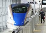 　敦賀駅を出発する北陸新幹線＝３月