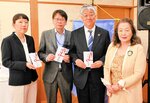 支援金を渡した西村会長（右）