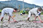 参加者らと田植えをする平井知事（左）＝２８日、八頭町日田