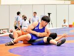 レスリング男子団体１回戦・鳥取育英―喜多方桐桜（福島）　鳥取育英は８０キロ級の松村康平（手前）が首投げを決めてＴフォール勝ちにつなげる＝札幌市の真駒内セキスイハイムアイスアリーナ