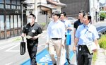 旧宿場町を視察する地方創生支援官ら＝２８日、北栄町由良宿