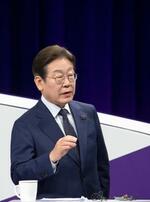 　１８日、韓国の野党「共に民主党」予備選候補らのテレビ討論会の準備をする李在明前代表＝ソウル（聯合＝共同）