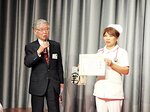 大山名誉教授（左）から感謝状を贈呈される「ふれあい演歌歌手」で看護師の野村さん