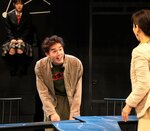 プロの俳優として初めての舞台を演じる安森さん（中央）＝東京・赤坂レッドシアター（黒木朋子撮影）
