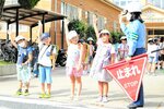 手の挙げ方の指導を受ける児童＝２５日、鳥取市吉方温泉１丁目の日進小
