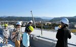 開館後は入ることのできない屋上部分を見学するツアー参加者ら＝５日、倉吉市駄経寺町２丁目の県立美術館建設現場