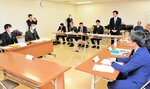 建設候補地の選定や評価基準の内容を確認する委員ら＝２１日、米子市役所