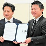 協定書に署名した竹口町長（右）と片岡市長