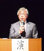 通常総代会であいさつする井上理事長