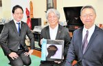 レコード体験を町づくりにも広げたいと意気込む（右から）仲川代表、猪坂社長、丸上組合長＝新温泉町湯のリフレッシュパークゆむら