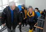 階段を上って２階に避難する訓練の参加者＝８日、境港市昭和町の鳥取県営境港水産物地方卸売市場