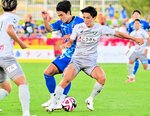 鳥取－琉球　ガイナーレは前半、ＭＦ高柳（右）が中盤で相手と競り合う＝タピック県総ひやごんスタジアム
