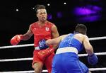 　男子７１キロ級２回戦　ヨルダン選手（右）にパンチを浴びる岡沢セオン＝パリ郊外（共同）